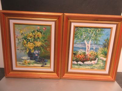 deux tableaux représentant des fleurs, encadrés, posés sur une étagère dans une pièce