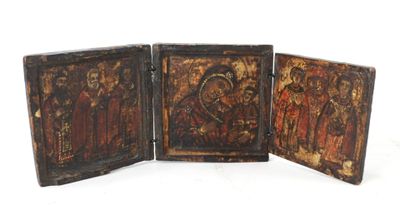 trois panneaux en bois sur lesquels sont peintes des figures humaines, sur un fond blanc