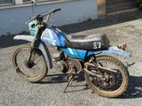 une moto tout-terrain garée sur le bord de la route
