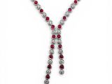 un gros plan d'un collier de diamants et de rubis sur fond blanc