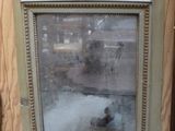 un miroir dans lequel on voit l'image d'un homme et d'un chien