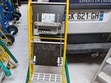 une échelle posée à côté d'une camionnette dans un garage