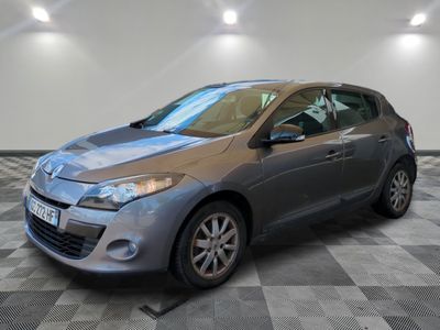 une photo d'une voiture grise dans un garage