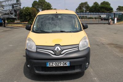 une camionnette jaune et noire garée sur un parking