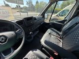 vue de l'intérieur d'un véhicule depuis le siège du conducteur