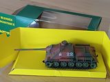 un char miniature posé dans une boîte sur une table