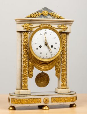 Pendule portique en marbre blanc, bleu turquin et bronze dor…