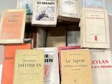 plusieurs livres empilés sur une table