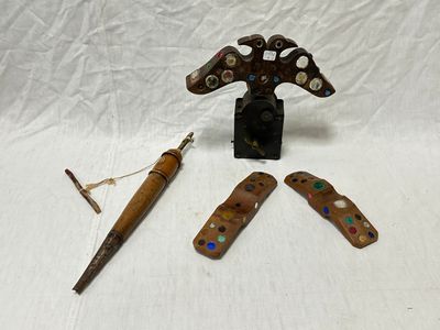 un objet en bois posé sur une surface blanche