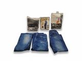 trois paires de jeans et un paquet de mouchoirs posés sur une surface blanche
