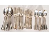 cinq cuillères en argent et six cuillères en argent sur la table