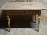 une table en bois avec un tiroir en dessous