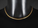 un collier à chaîne en or sur un mannequin mannequin mannequin mannequin mannequin mannequin mannequin mannequin mannequin mannequin