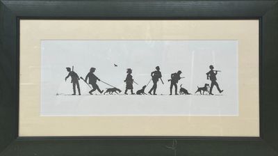 une photo d'une photo montrant une famille en train de promener ses chiens