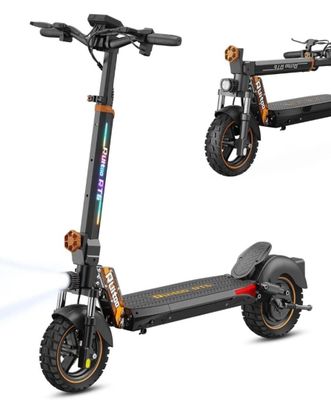 deux vues différentes d'un scooter et d'un scooter sur fond blanc