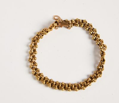 un bracelet à chaîne en or avec un fermoir sur fond blanc