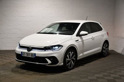 La Volkswagen Jetta blanche est garée dans une pièce blanche