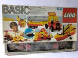 une boîte de legos avec la photo d'un garçon jouant avec du matériel de construction