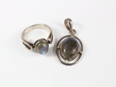 paire de bagues et de pendentifs en argent sterling et en labradorite