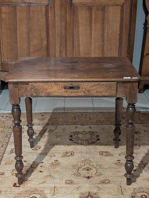 une petite table en bois surmontée d'un tiroir