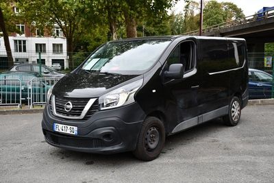 une camionnette noire garée dans un parking
