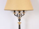 l'image d'une lampe posée sur une table