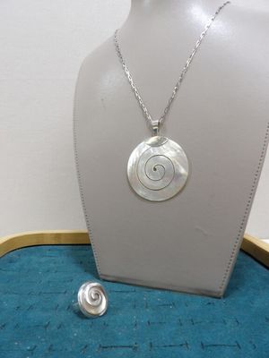gros plan d'un collier sur un mannequin posé sur une table