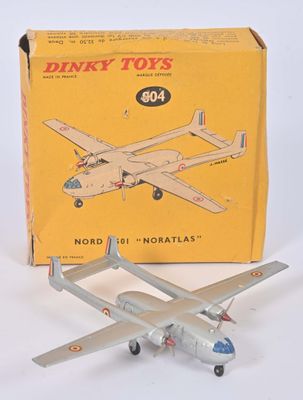 un avion miniature posé devant une boîte