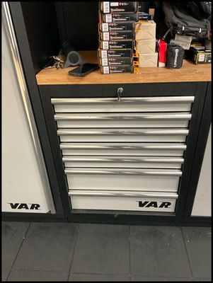 une photo d'un établi avec beaucoup d'outils dessus