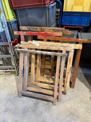 une pile de palettes en bois posée par terre