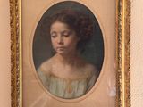 un tableau représentant une femme en robe blanche accroché au mur