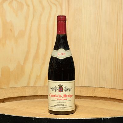 une bouteille de vin posée sur un tonneau