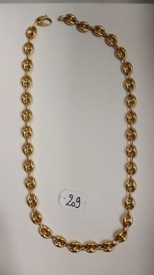 un collier à chaîne en or sur un mannequin mannequin mannequin mannequin mannequin mannequin mannequin mannequin mannequin mannequin