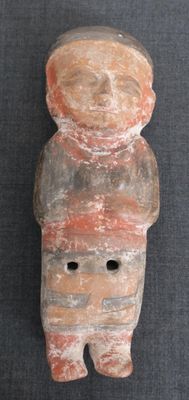une image représentant une figurine en argile d'un homme portant un chapeau sur la tête