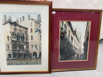 deux photos encadrées représentant de vieux bâtiments de la rue