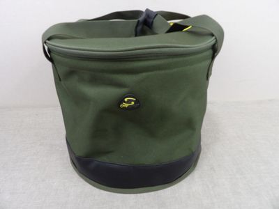 un sac vert posé sur une table