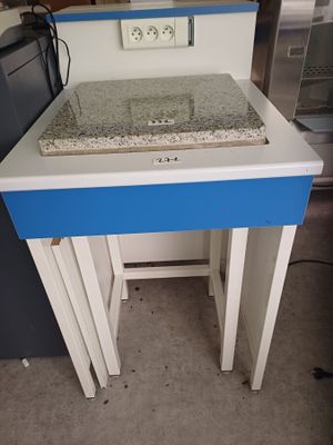 un lavabo bleu et blanc dans un coin de la pièce