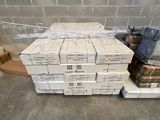 une pile de cartons, les uns sur les autres, par terre