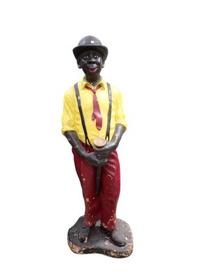 une statue représentant un homme coiffé d'un chapeau et suspendue