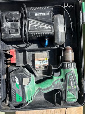 une trousse à outils dans un coffret, posée sur une table en bois