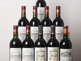 plusieurs bouteilles de vin sont alignées sur une table en bois