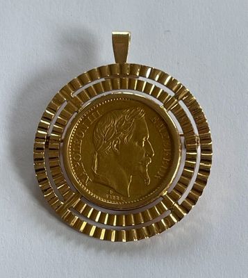 une pièce d'or au centre d'un pendentif en or