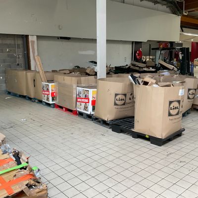 de nombreux cartons empilés sur une palette dans un entrepôt