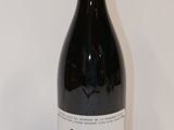 une bouteille de vin posée sur une table