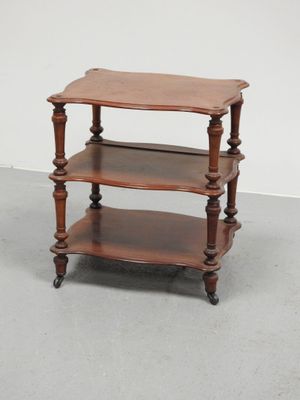 une image représentant une table en bois à trois niveaux
