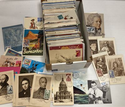 une boîte remplie de vieilles cartes postales sur une table