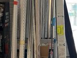 un grand choix de tuyaux métalliques de différents types dans un magasin