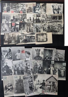 plusieurs photographies en noir et blanc représentant des personnes et des bâtiments, accrochées à un mur