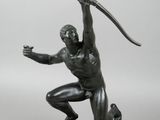 statue en bronze représentant un homme tenant un arc et une flèche à la main