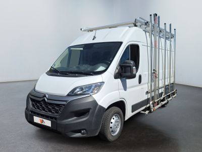 un camion blanc garé dans une pièce